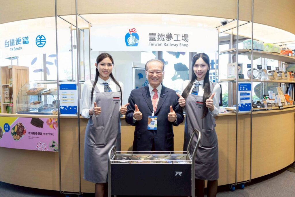 ▲國營臺鐡公司董事長鄭光遠(中)在鳳山車站大力行銷臺鐵便當。(圖/臺鐡公司 提供)