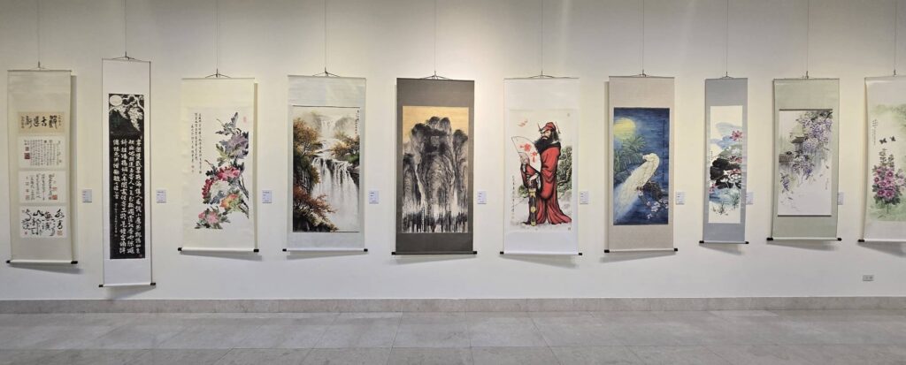 ▲▼在新北市政府藝文中心第一展覽廳所展出之作品,可謂繽紛多彩,文采揚溢,受到觀者一致的肯定。(記者 詹佳綺/攝)