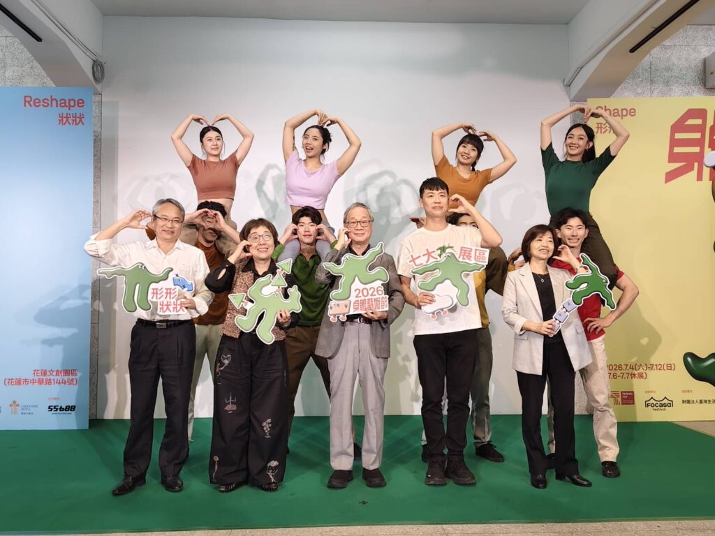 李遠部長、王時思次長與FOCASA馬戲團團長林智偉及演員開心合影。（記者 陳安婷/攝）