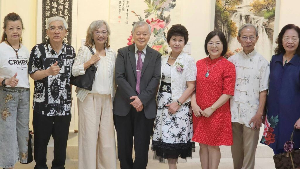 ▲詹惠美理事長(右三)與重要貴賓在開幕式上合影留念。(記者 詹佳綺/攝)