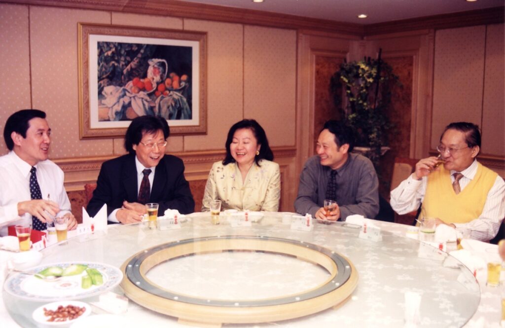 2001年吳靜吉博士與馬英九、陳郁秀、李安、金庸等人聚餐。（圖/文化局提供）