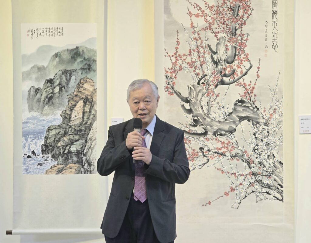 ▲國立臺灣藝術大學榮譽教授蘇峰男致詞時表示,看到這麽豐富多彩的展出作品,除了向參展藝術家道賀外,也期待東亞藝術研究會每年都有質量兼俱的作品展出。(記者 詹佳綺/攝)