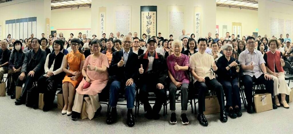▲出席謝季芸書法展開幕式的各界貴賓、書界人士與摯友齊聚一堂，紛向謝季芸老師88大壽暨展覽開幕致賀，並開心大合照，見證歷史，場面熱烈感人。（記者 詹佳綺/攝）