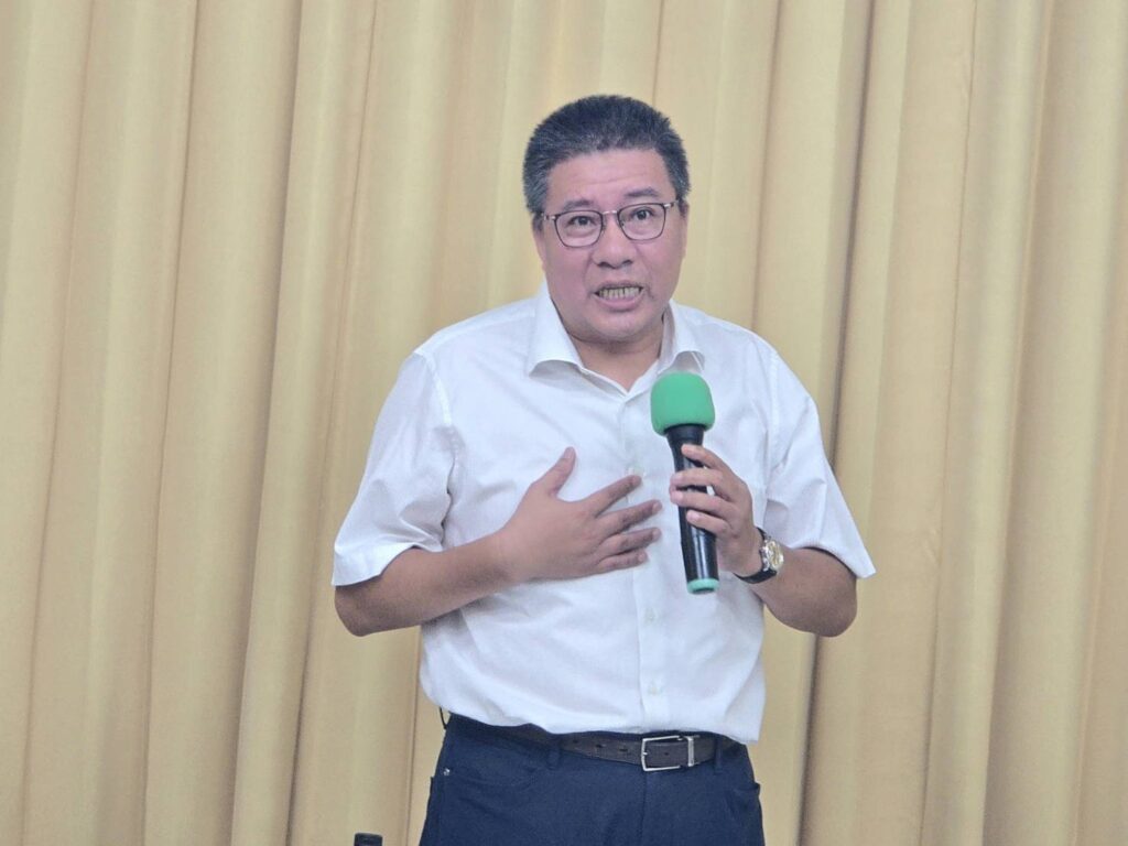 ▲友春工程公司董事長何進億認同與支持臺灣道教學院籌備的設立，並每年捐款百萬連續三年，表達對道教學院的認同，受到與會者的正面好評。（記者 詹佳綺/攝）