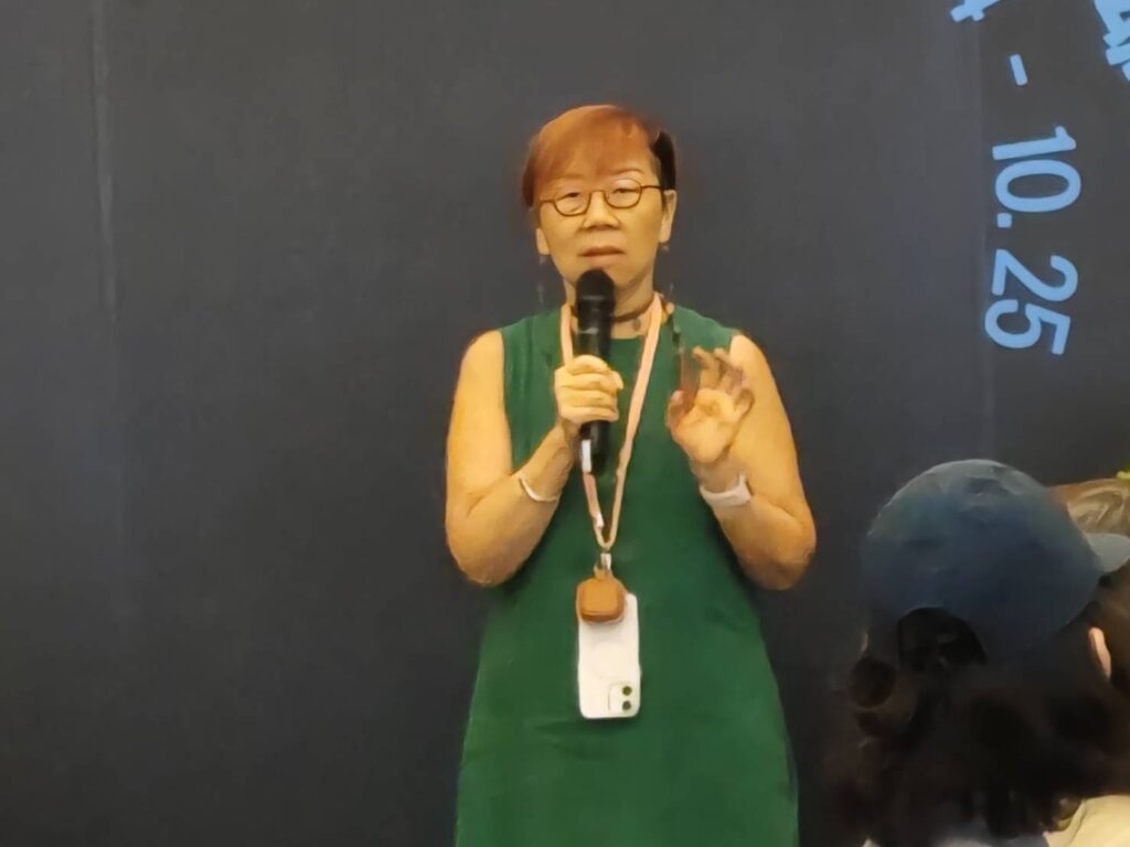編導周慧玲大聲宣告：創作社回來了。（記者 陳安婷/攝）