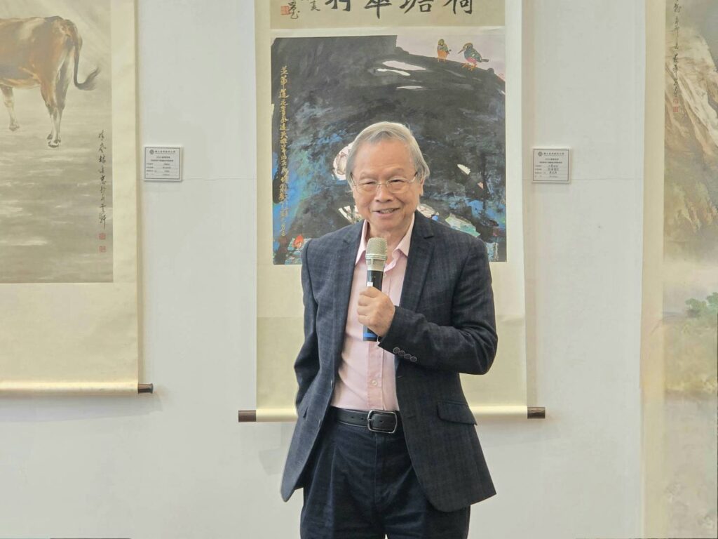 ▲淡江大學駐校藝術家袁金塔教授強調張進勇教授的藝術風格與創作技法,在膠彩與現代水墨的創作領域中表現卓越,是值得學習的對象,他的畫風也深摯影響藝術風潮。(記者 詹佳綺/攝)