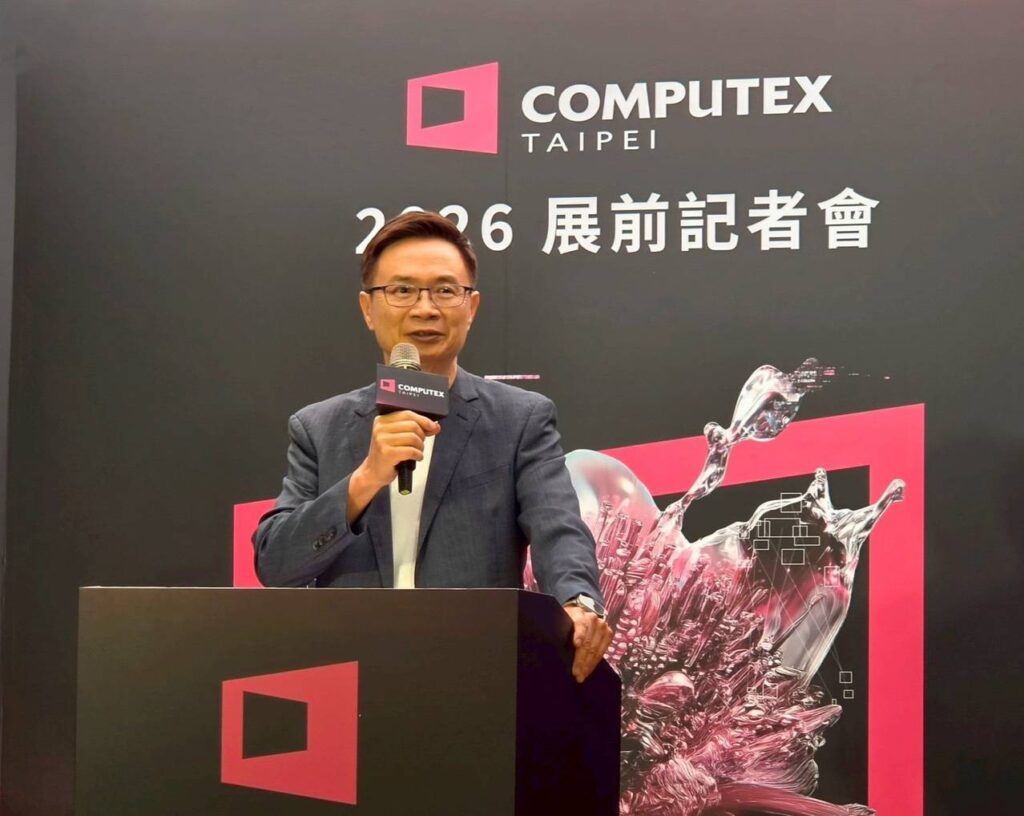 ▲外貿協會董事長黃志芳在2026台北國際電腦展新聞發佈會上說明展出的產品內容與產業商機。（記者 辛澎祥/攝）