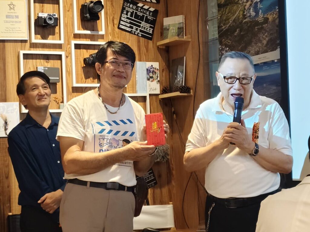 亞洲影帝江彬(右)現場捐贈一萬元，以實際行動支持何明瑞導演的公益義舉。（記者 陳安婷/攝）
