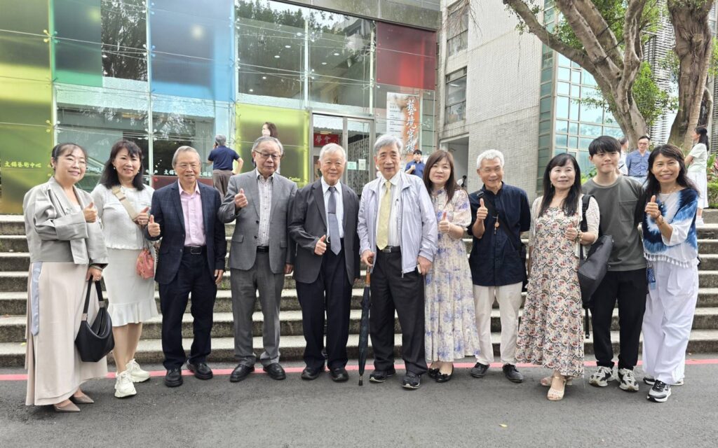 ▲出席開幕式的藝術家貴賓在文錙藝術中心前開心合影留念。(記者 詹佳綺/攝)