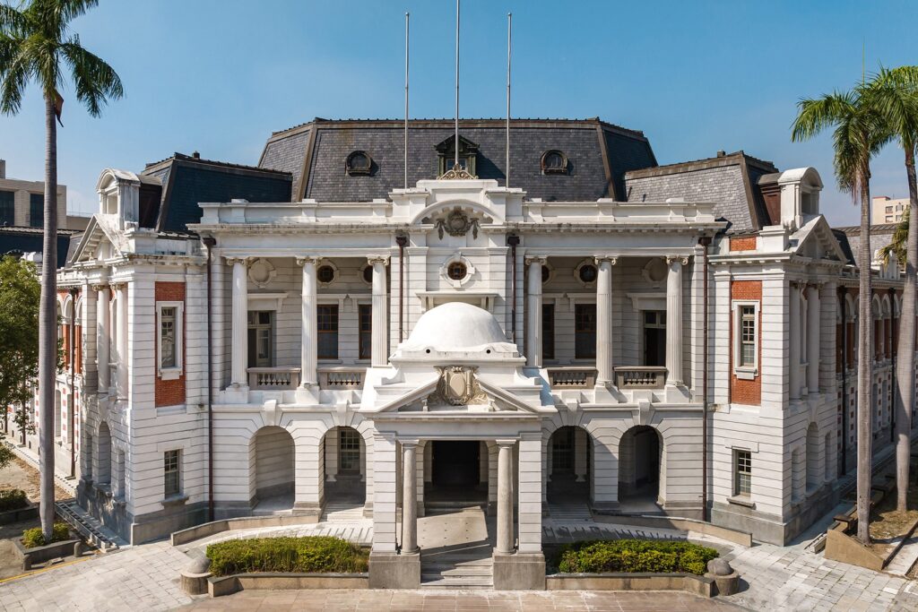 臺中州廳立面,融合多元豐富的設計語彙。(圖/文化局提供)