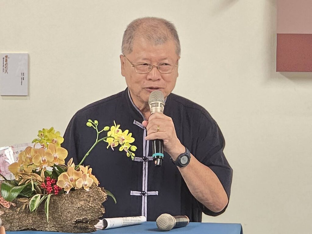 ▲中國書法學會顧問黃志煌教授認為，謝季芸老師的書道結合了文學與哲學，在「朗月清歡」中呈現她書藝與人生觀的快意沈靜，具體展現一位書法家的胸襟與務實的情懷。（記者 詹佳綺/攝）