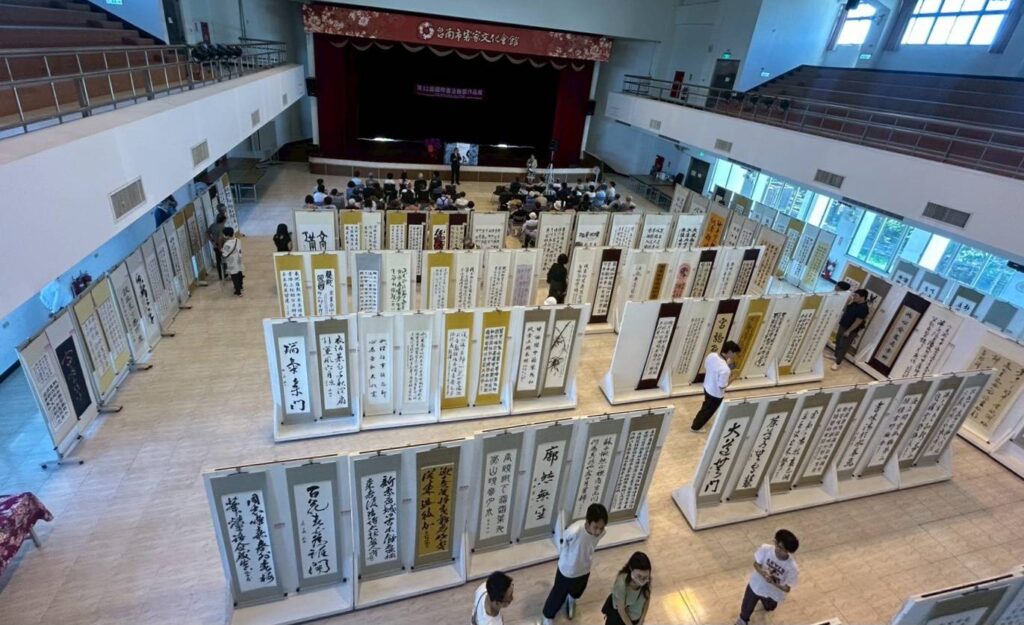 ▲現場展出的百餘件作品,凝聚了書藝國際交流的盛況,備受關注。(圖/國際書法聯盟總會 提供)