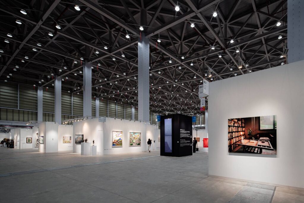 ▲臺中藝博會市場潛力無窮，展覽館的新穎呈現正面格局效益。（圖/畫廊協會 提供）