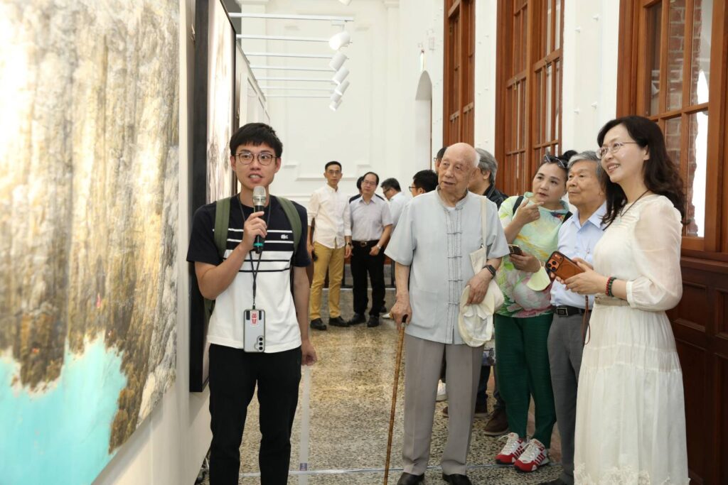 ▲作品展出的青年藝術家為貴賓進行導覽與創作說明。（圖/國父紀念館 提供）