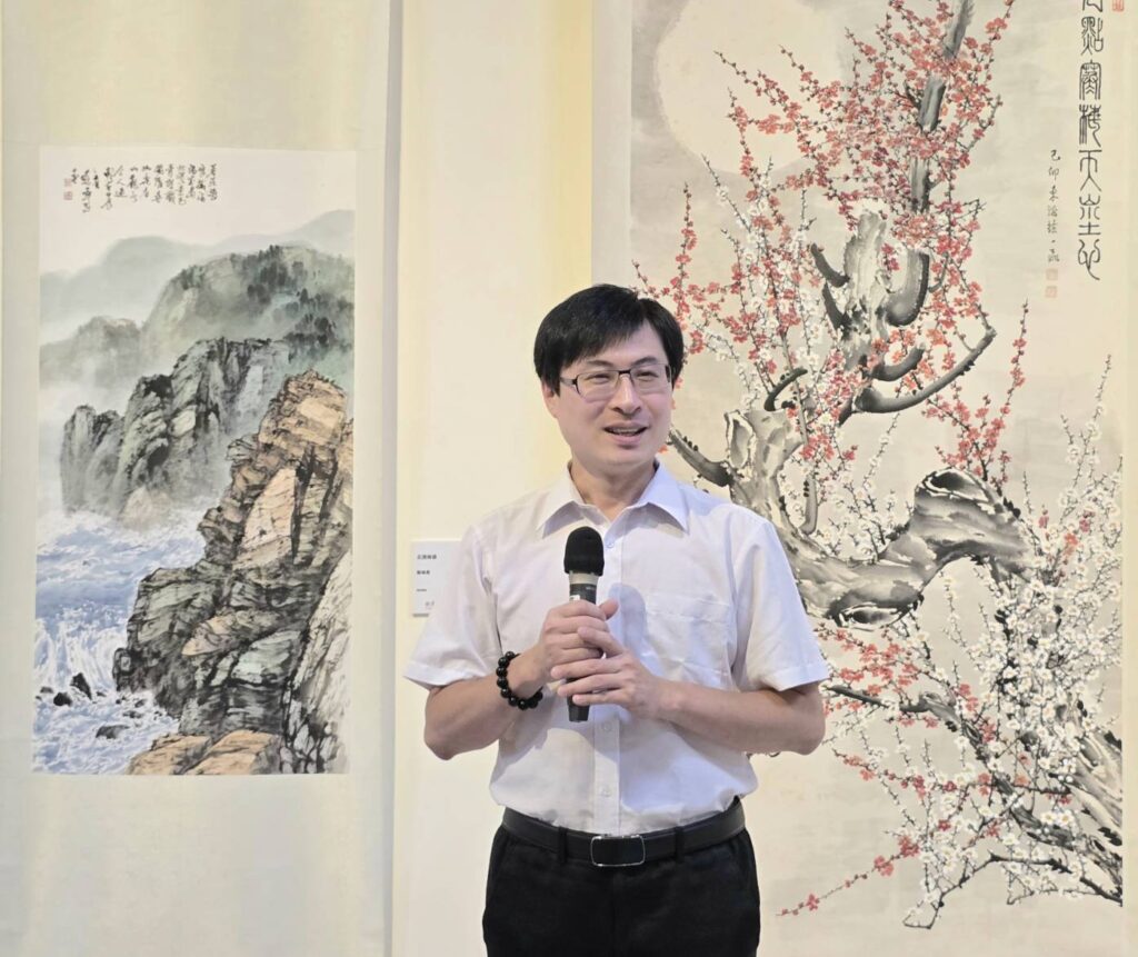 ▲新北市政府文化局藝術展演科股長楊昌翰表示,他看到這次東亞藝術研究會的參展藝術家的優質作品感到十分驚豔,期待未來有更好更多的書畫作品能到此展出,以提昇在地的文化藝術氣息。(記者 詹佳綺/攝)