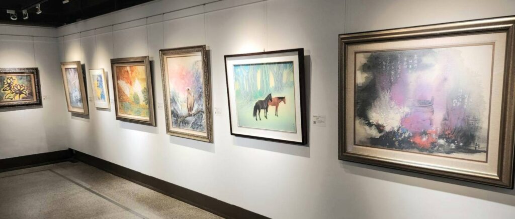 ▲在國立臺灣藝術教育館所展出的膠彩畫作品，繽紛多彩，細膩真誠，讓視野無垠延伸。（記者 詹佳綺/攝）