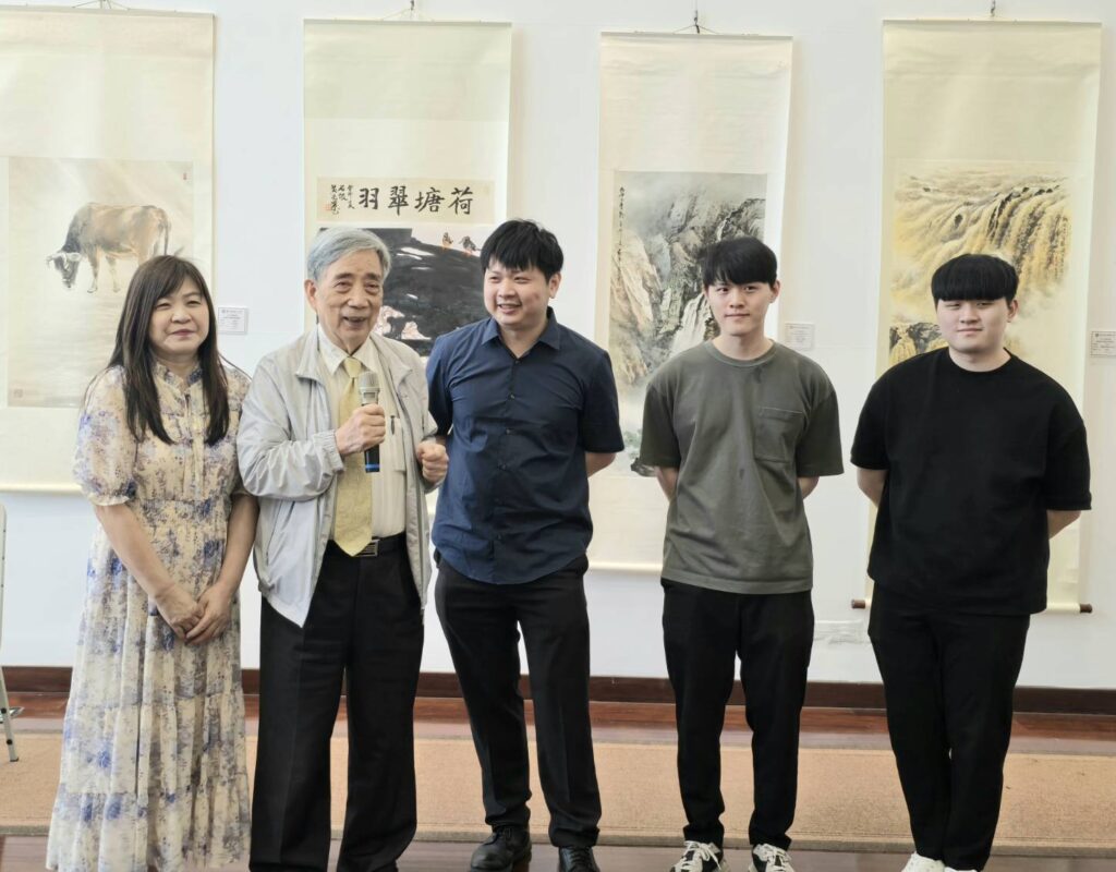 ▲前臺灣藝術大學校長黃光男教授(左二)在開幕式上特別對策展人楊企霞教授做了稹密詳實的介紹,更把楊企霞的三個兒子給叫到台前給好好地讚賞鼓勵一番,現場溫馨感人,掌聲不斷。(記者 詹佳綺/攝)