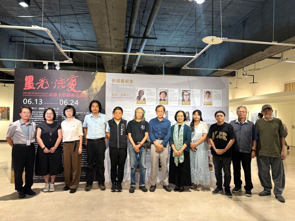 「墨光．流變－高雄水墨藝術」巡迴展，大墩文化中心開幕式大合照。（圖/文化局提供）