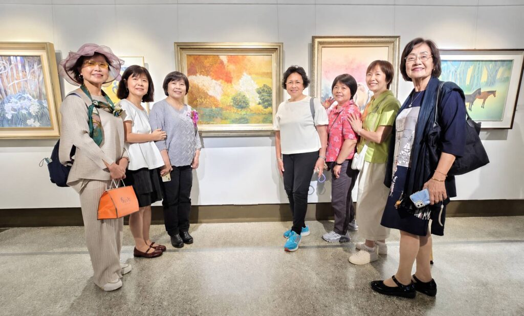 ▲出席畫會會員聯展開幕及綠水賞創作展頒獎活動的前理事長劉玲利（左三）與會員老師們開心合影。（記者 詹佳綺/攝）