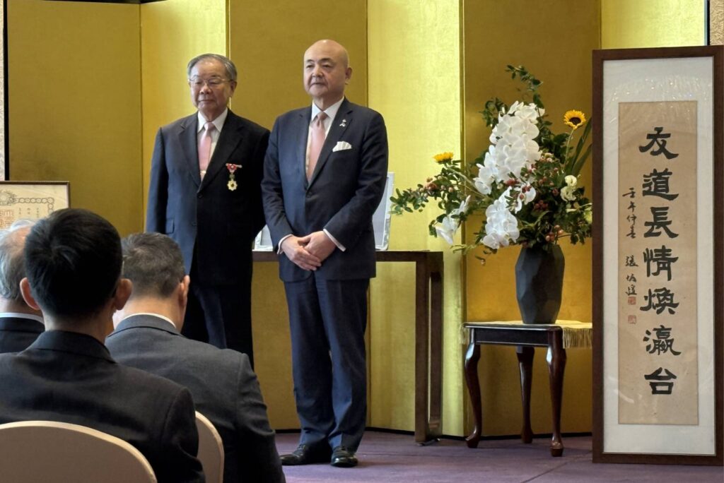 ▲知名書法家也是淡江大學中國語文學系教授的張炳煌會長（左）與日本交流協會台北事務所代表片山和之在授勳會場合影留念。（圖/張炳煌 提供）