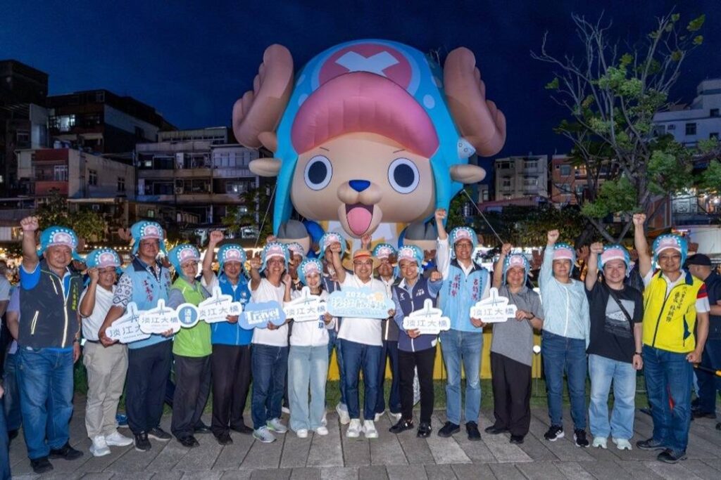 ▲「2026淡江航海趣」活動於淡水金色水岸盛大啟航以來,憑藉全球知名IP的魅力與全新通車的淡江大橋,吸引數萬名動漫迷與各地遊客湧入朝聖。(圖/新北市觀旅局 提供)