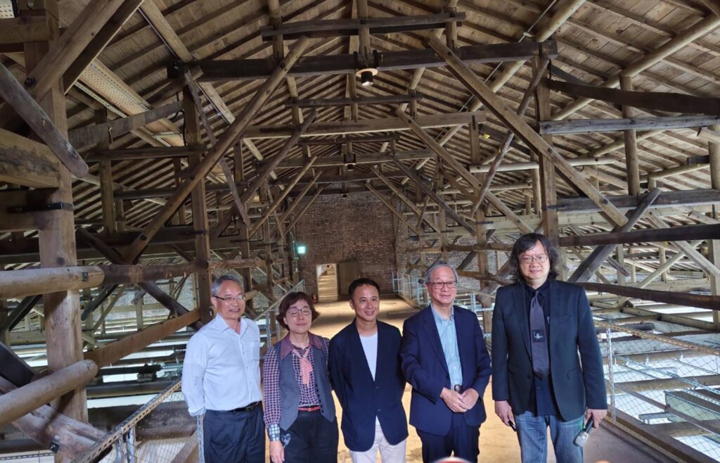空總國家文化基地古蹟大樓7日首次開箱。（左起）文化部文創發展司司長江清松、財團法人臺灣生活美學基金會董事長王時思、建築師蔡嘉豪、文化部長李遠、建築師許伯元合影。（記者 陳揚蓁/攝）