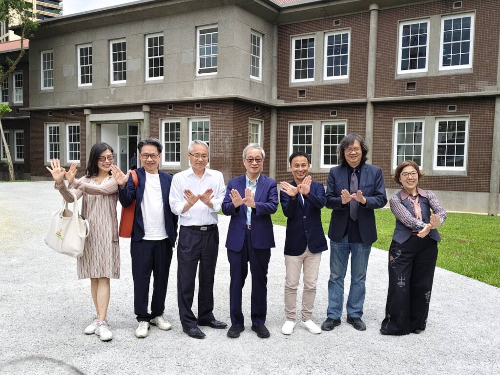 文化部長李遠（中）、財團法人臺灣生活美學基金會董事長王時思（右1）、建築師許伯元（右2）、建築師蔡嘉豪（右3）等一同比出「起飛」手勢，呼應「空總」過往空軍飛行意象，象徵空總國家文化基地起飛。（記者 陳揚蓁/攝）