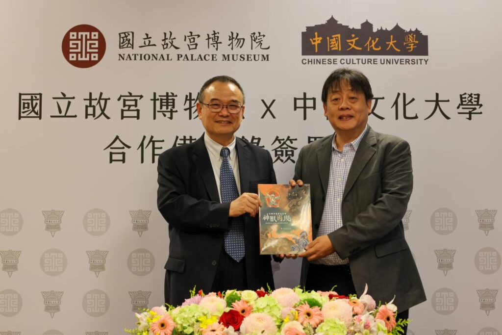 ▲蕭宗煌院長（左）致贈展出手冊給王子奇校長，雙方並合影留念。（圖/故宮 提供）