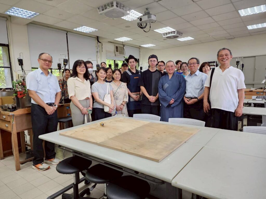 ▲參與臺灣工藝學院暑期培育營開訓的師生與工藝界人開心士合影留念。(圖/工藝中心 提供)