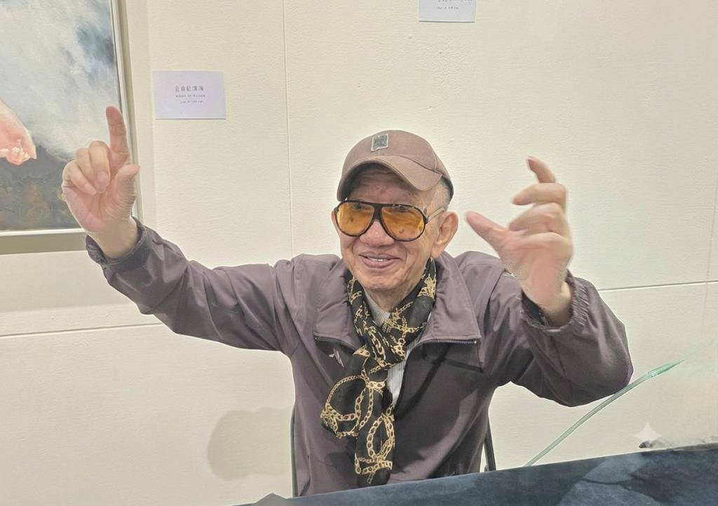 ▲素描大師香港藝術家何子老師接受媒體訪問時，暢談他創作至今76年的難忘歷程，神情顯得相當愉快。（記者 詹佳綺/攝）