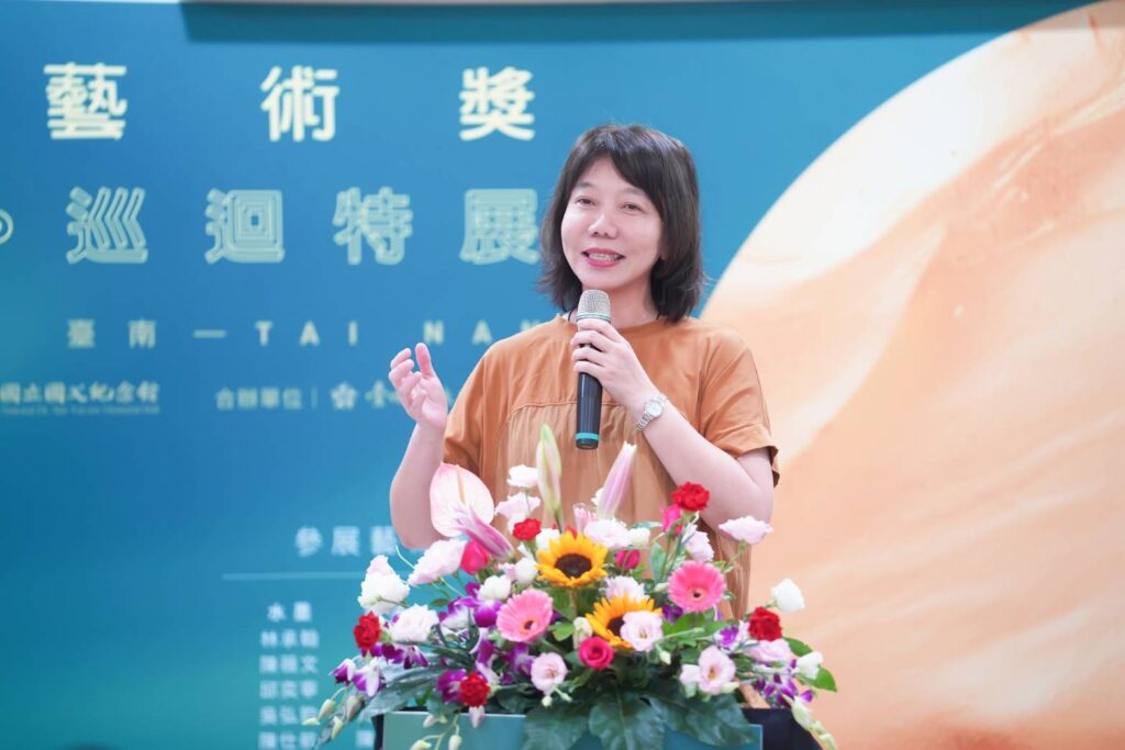▲臺南市政府文化局局長黃雅玲致詞時指出,此展呈現藝術家創作內涵,也見證了中山青年藝術獎與臺南藝文交流的豐碩成果。(圖/國父紀念館 提供)