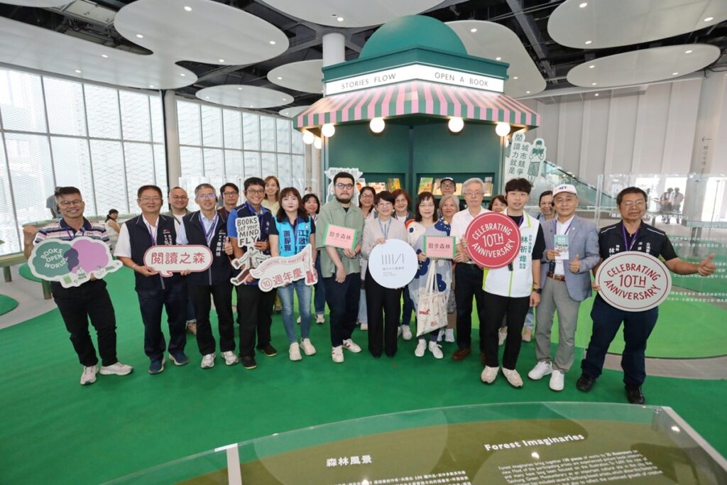 散步森林-臺中市圖十週年書展開幕式合影。(圖/中市圖提供)
