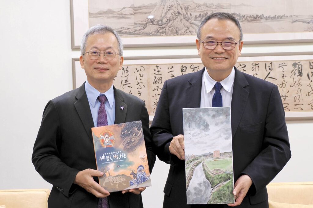▲故宮院長蕭宗煌(右)與政治大學校長李蔡彥完成合作備忘錄的簽署,並互贈紀念品。(圖/故宮 提供)