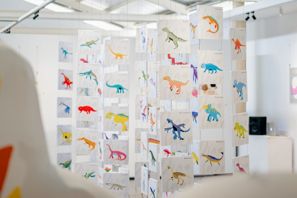 《紙上城市插畫展》展區「幻境城市Whimsical Town」展出200幅恐龍畫作。(圖/中原文創園區提供)
