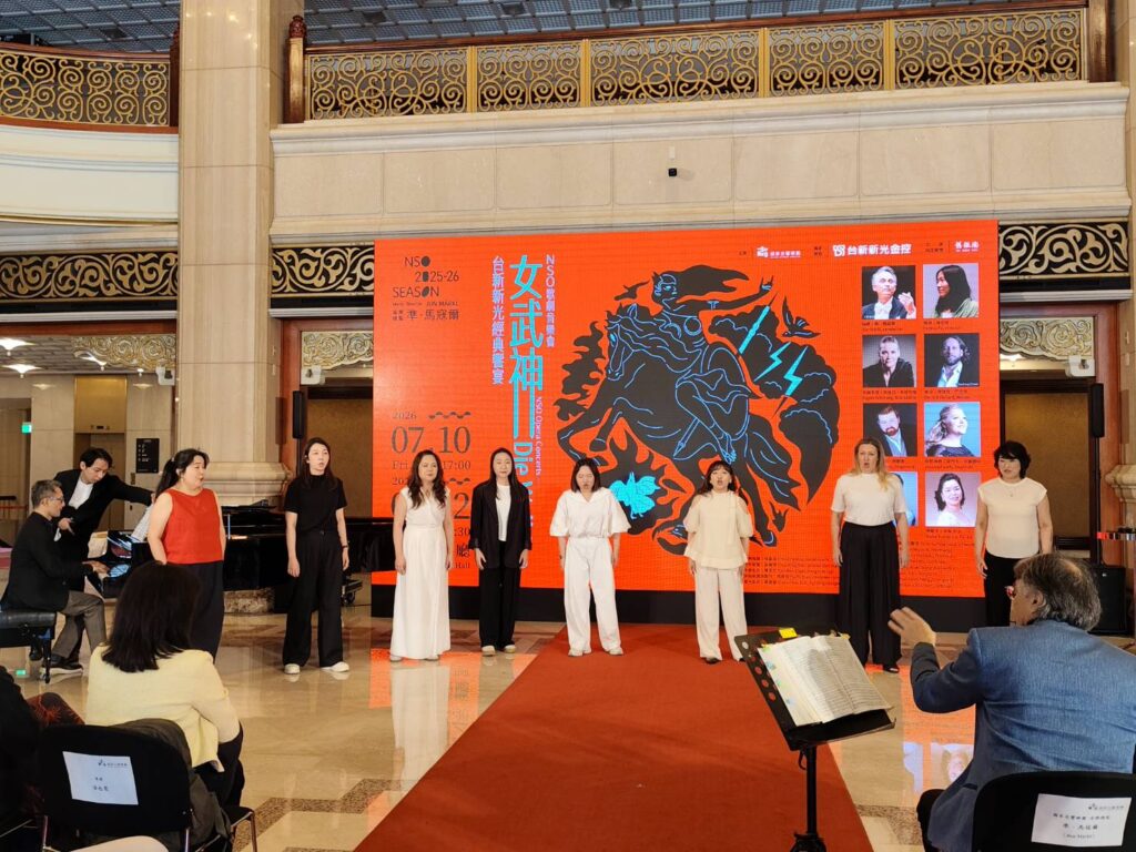 來自挪威、日本及臺灣的八位聲樂家，共同演出八位女武神，現場演出一小段，讓臺下聽眾拍手叫好。（記者 陳安婷/攝）