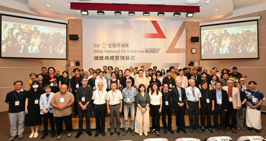 ▲出席全國美術展開幕盛會的主協辦方與藝文界領導人暨參展藝術家開心合影留念。(圖/國美館 提供)