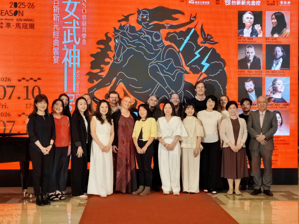 ▲NSO音樂總監準．馬寇爾、導演涂也斐、台新銀行文化藝術基金會董事長鄭家鐘，以及演員們開心合影。（記者 陳安婷/攝）