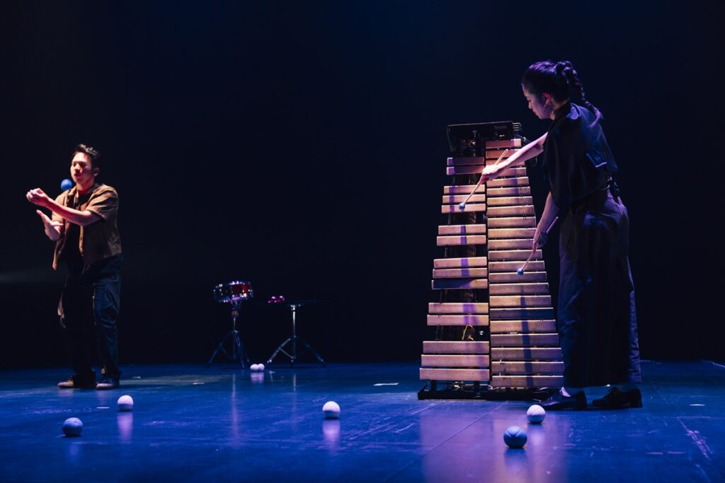 擊思藍盒子系列《模擬遊戲》透過視覺聽覺化、聽覺視覺化的各種遊戲方式進行。（圖/北藝中心提供）