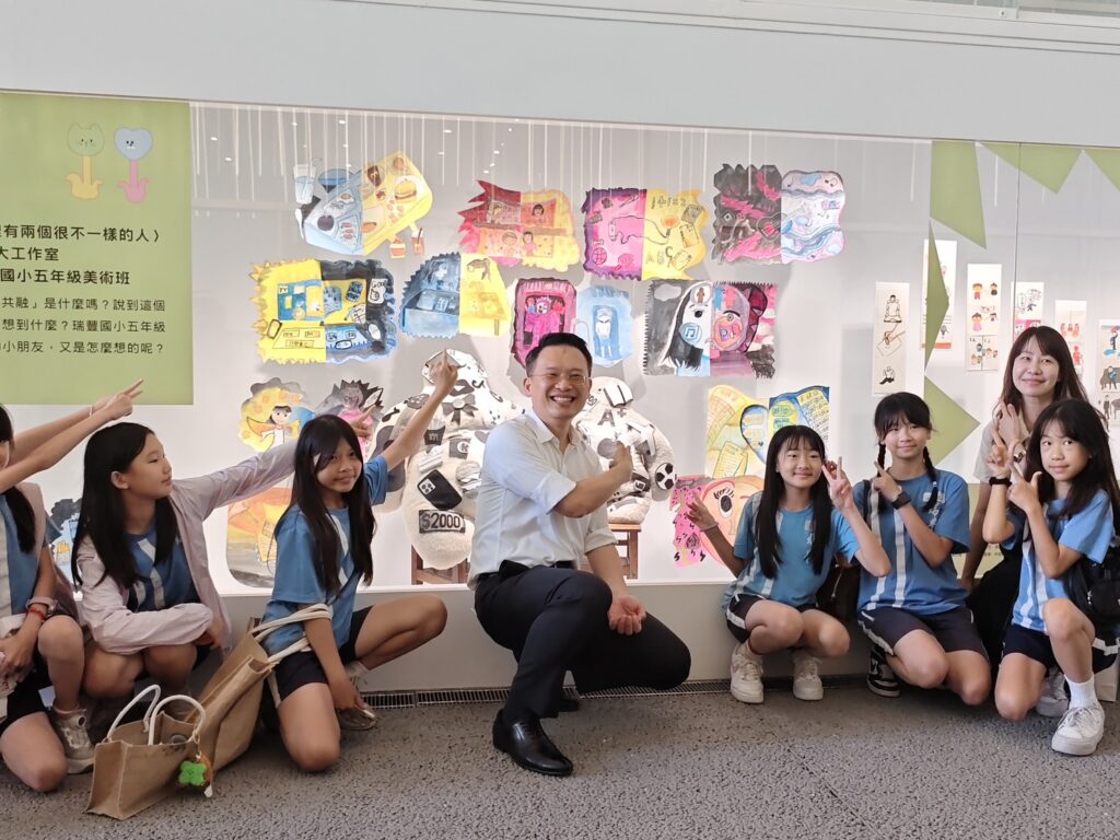 ▲蘇俊賓和參加展覽開幕活動的學童們合影留念。（圖/桃園兒童美術館 提供）