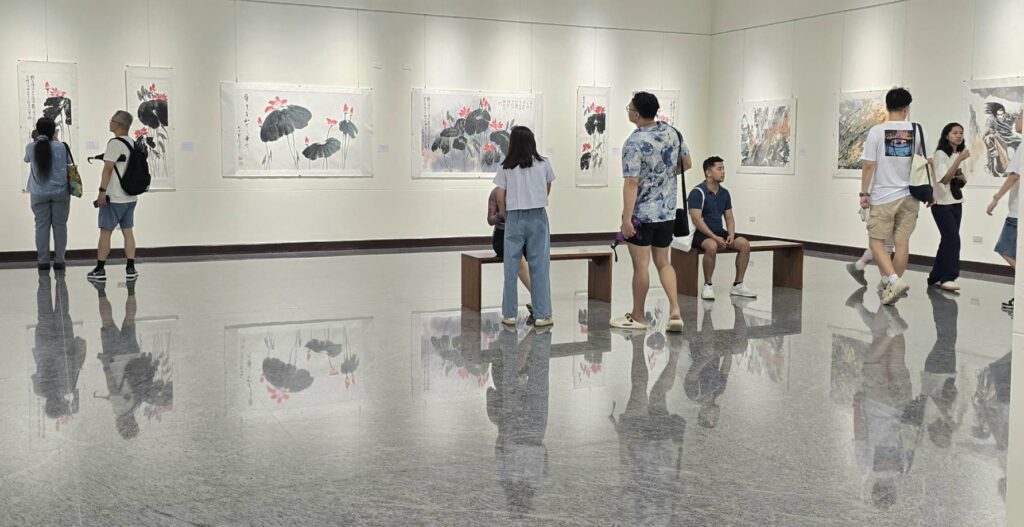 ▲▼何子書畫臺灣展的開展首日，觀者踴入展場，細心欣賞這難得一見的書畫作品，場面熱烈。（記者 詹佳綺/攝）