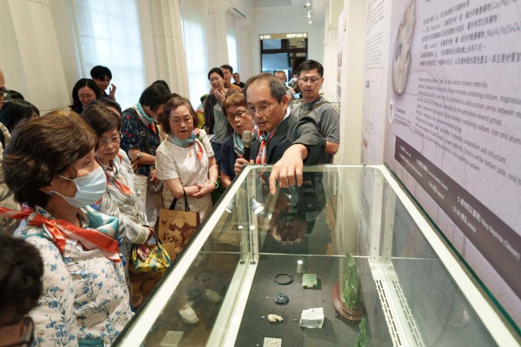 ▲專家為出席活動貴賓進行文物展品的導覽，場面熱烈。（圖/臺博館 提供）