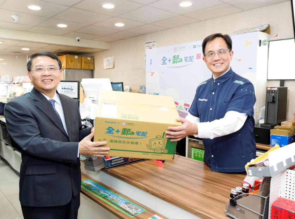 ▲中華郵政郵務處處長柯清長(左)與全家便利商店數位金融部專案部長喻奇武,示範推出全新宅配服務措施。(記者 辛澎祥/攝)