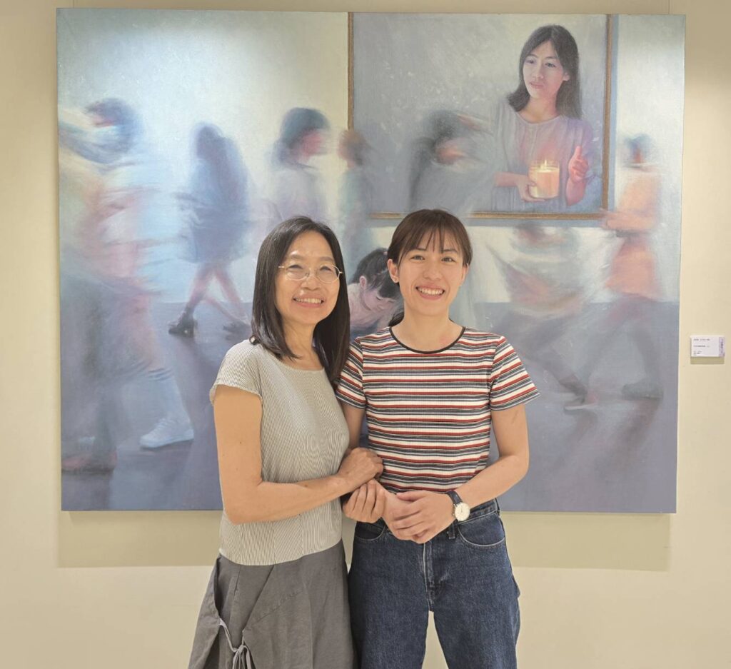 ▲擔任余秀蓉(左)作品創作中模特兒的柯宜伶,走出畫境與藝術家余秀蓉展場相見歡,場面溫馨感人。(記者 詹佳綺/攝)