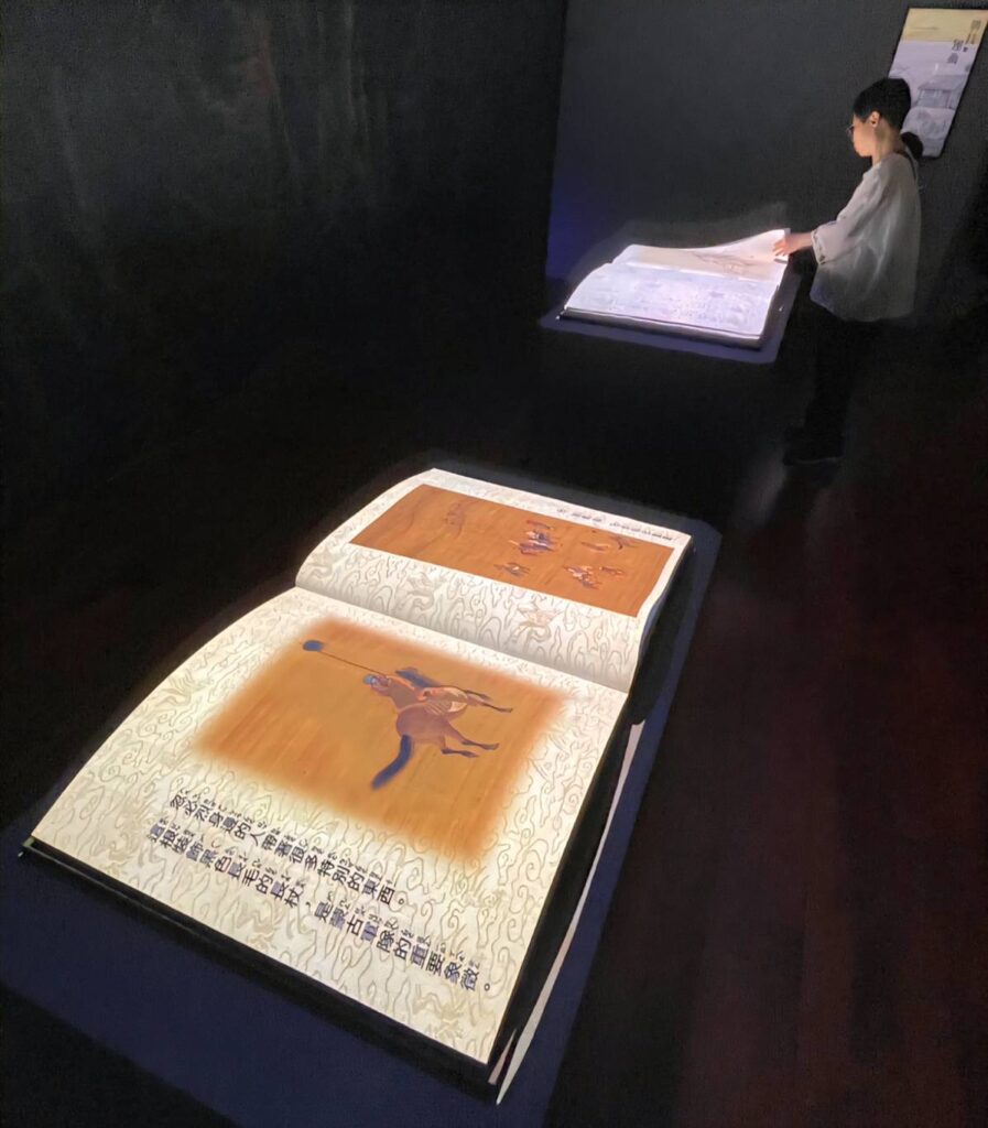 ▲藉由故宮特展，呈現在運動書冊上的視覺性。（圖/故宮 提供）