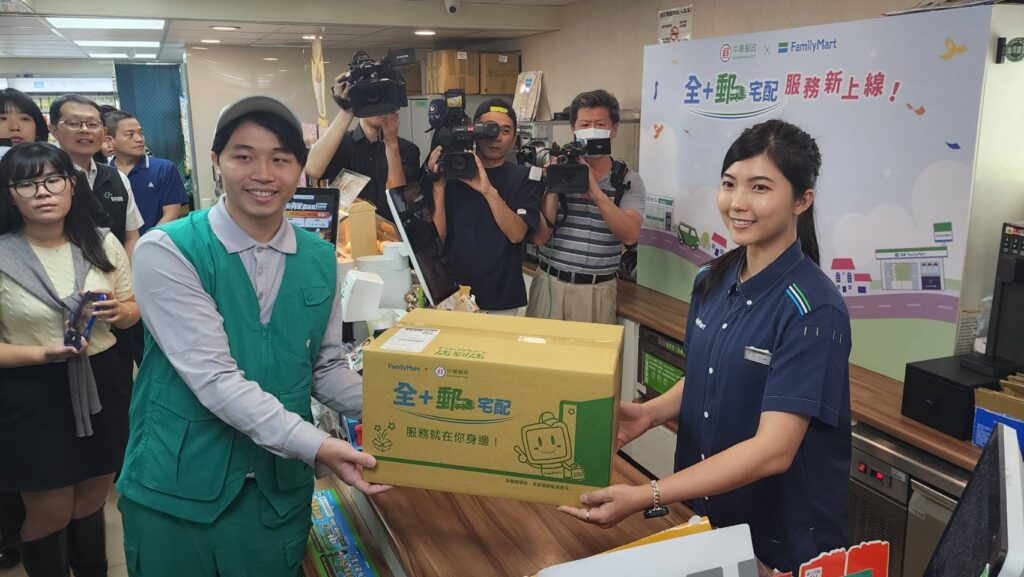 ▲中華郵政投遞服務同仁與全家便利商店門市服務人員,完成合作寄件收件服務。(記者 辛澎祥/攝)