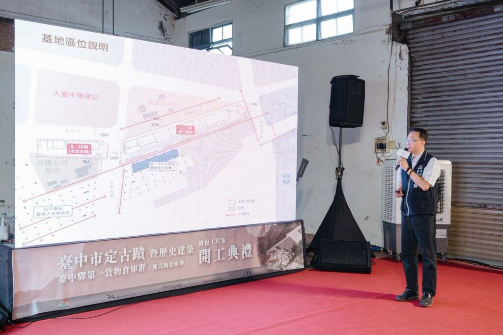 文資處李智富處長解說工程內容。(圖/文化局提供)