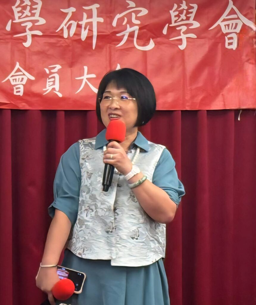 ▲陳泱昭理事長在會員大會中感謝學會顧問、理監事及會員老師們對學會的支持，讓她有動力與決心為傳承書法文化而努力。（記者 詹佳綺/攝）