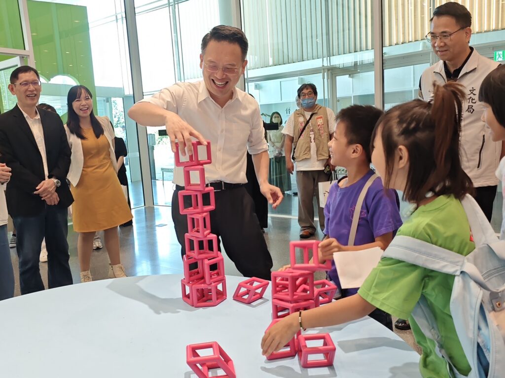 ▲蘇俊賓（中）和兒童玩起益智教具，開心至極。（圖/桃園兒童美術館 提供）