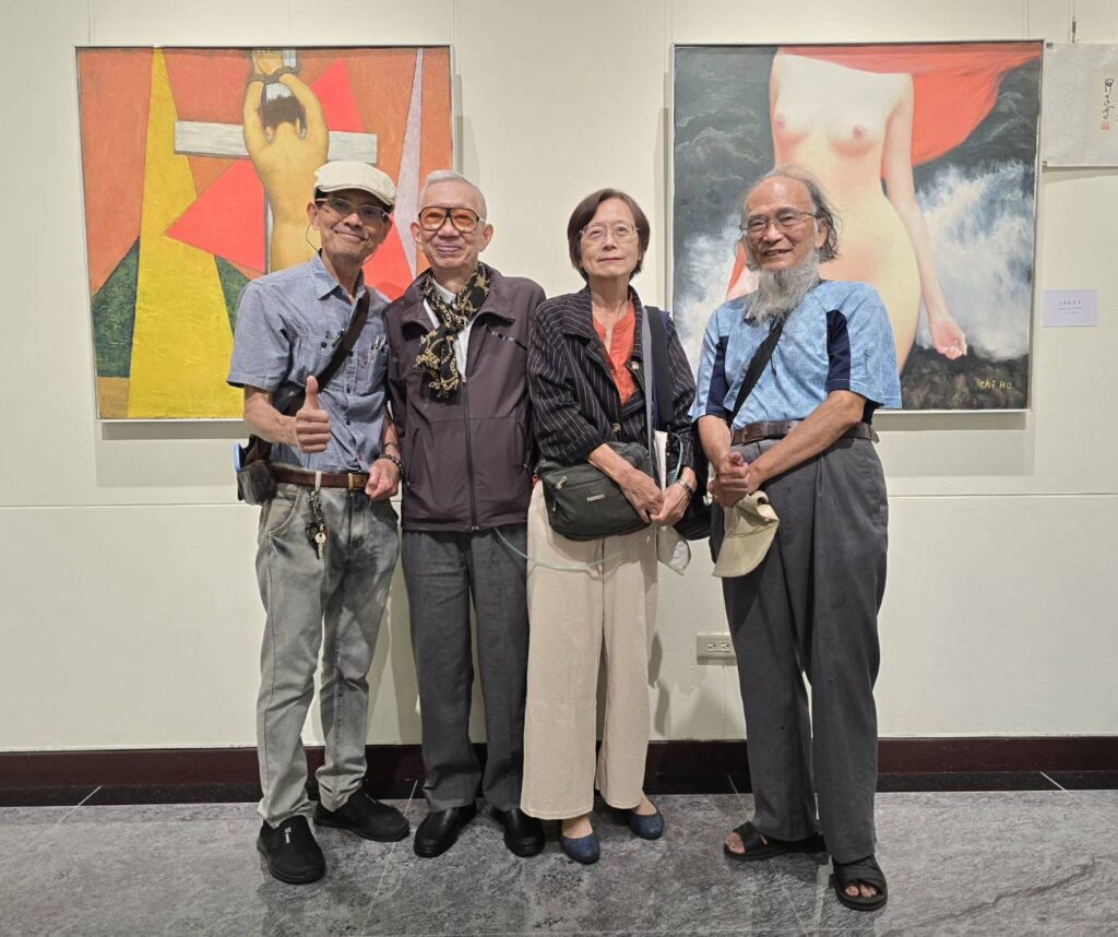 ▲來自香港的藝術家何子老師（左二）與夫人趙無量老師（右二）與臺灣摯友在展場合影留念。（記者 詹佳綺/攝）