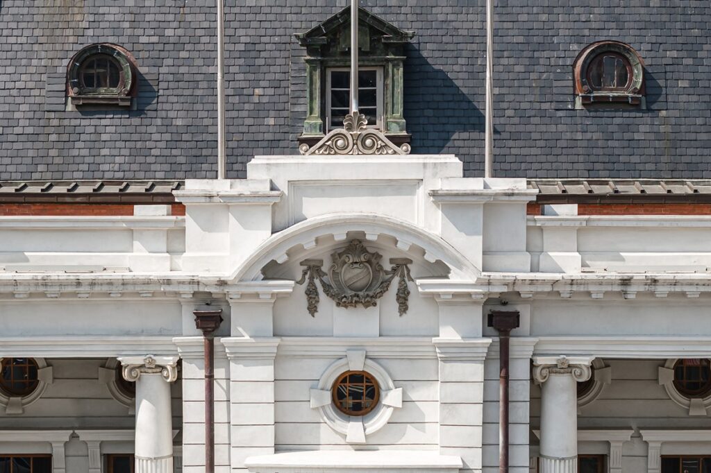 臺中州廳主棟立面的牛眼窗及老虎窗。(圖/文資處提供)